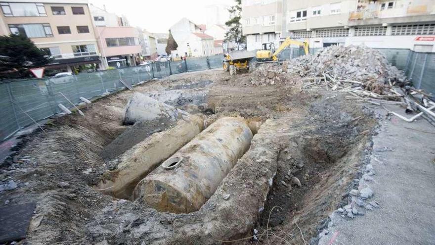 Obras, ayer, para retirar los depósitos en el cruce de Santa Cruz y después construir la rotonda.