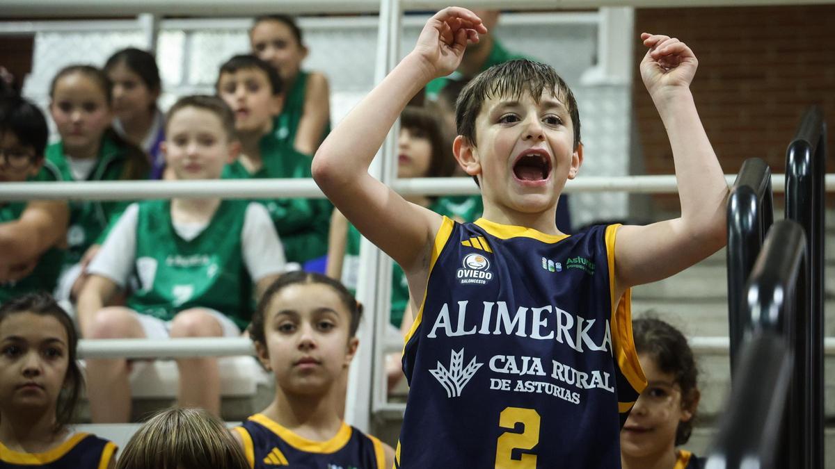 Un canterano del Alimerka Oviedo Baloncesto durante el encuentro entre la cantera y el primer equipo