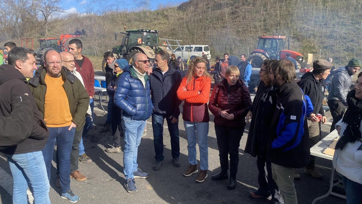 Alcaldes i alcaldesses parlant amb pagesos al punt de concentració de la protesta a Olvan