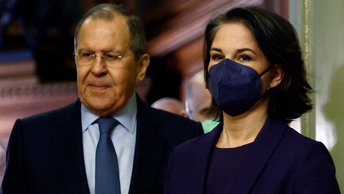 La ministra de Exteriores alemana, Annalena Baerbock , junto a su homólogo ruso, Sergei Lavrov. este martes en Moscú.