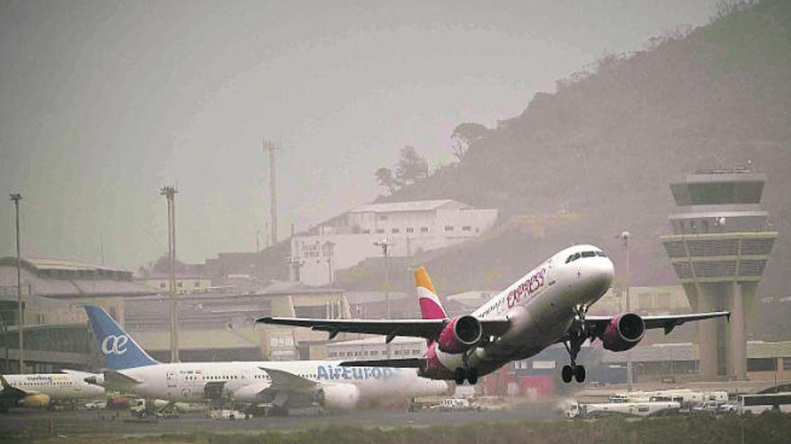 Un avión de Iberia Express, ayer, despega en el aeropuerto de Los Rodeos.