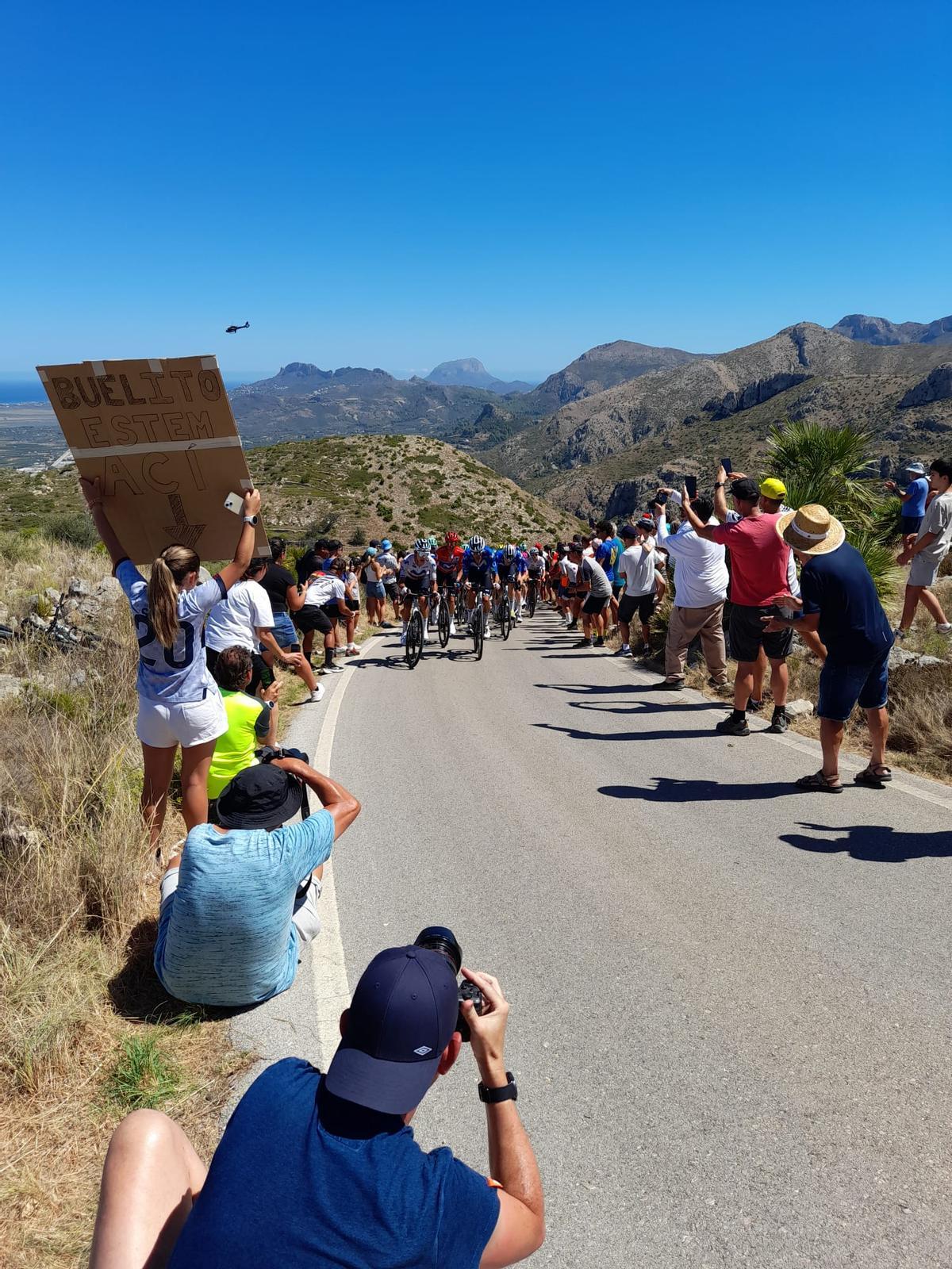 Las imágenes de la durísima ascensión al Miserà, el puerto de la Marina Alta inédito en la Vuelta