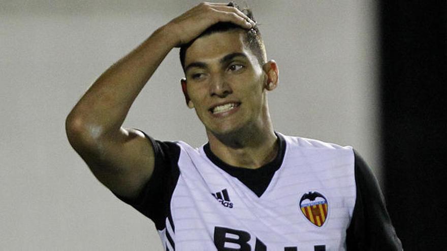 Rafa Mir en un partido con el Mestalla.