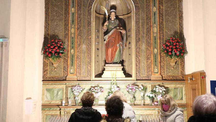 La imagen de Santa Águeda, en la iglesia del Portillo de Zaragoza, recibe cada 5 de febrero a miles de fieles que acuden a rezar ante la mártir.