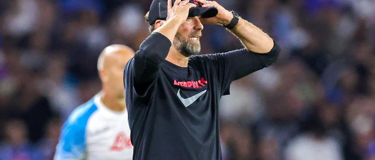 Jürgen Klopp se lamenta durante el Nápoles-Liverpool.