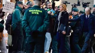 Salomé Pradas llega a los juzgados de Catarroja para el careo entre Jose Manuel Cuenca entre gritos de "sinvergüenza"