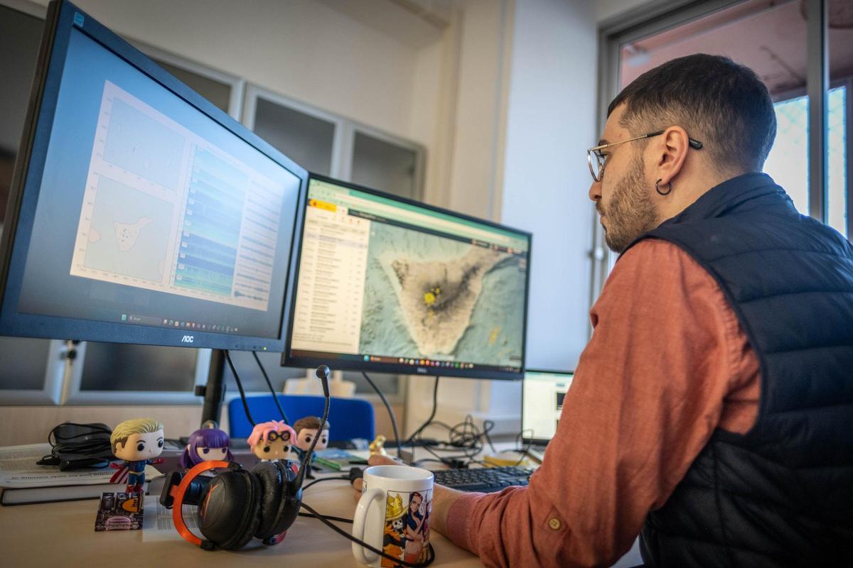 Un investigador del Instituto Geográfico Nacional (IGN) observa la actividad del Teide