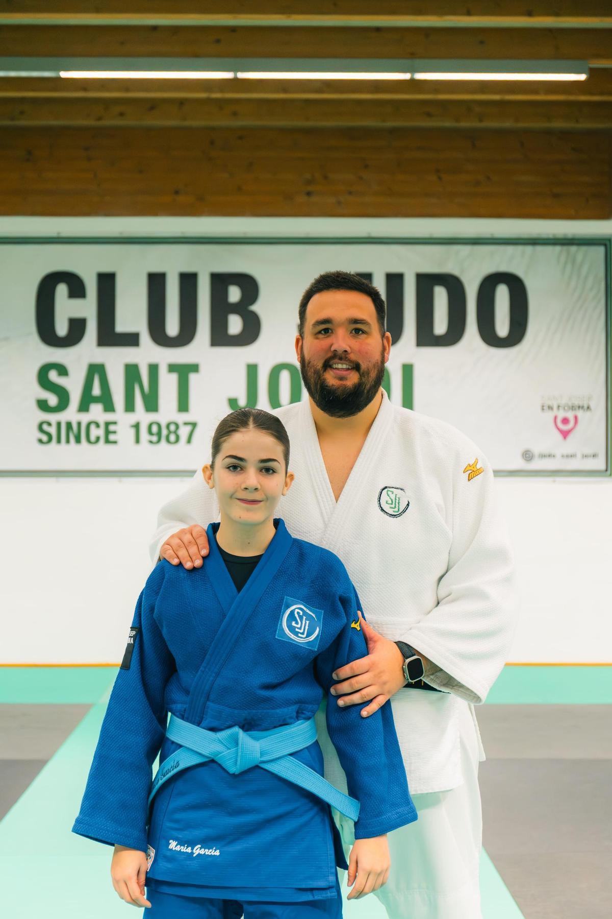 La jove judoka amb el seu entrenador, Víctor Canseco.