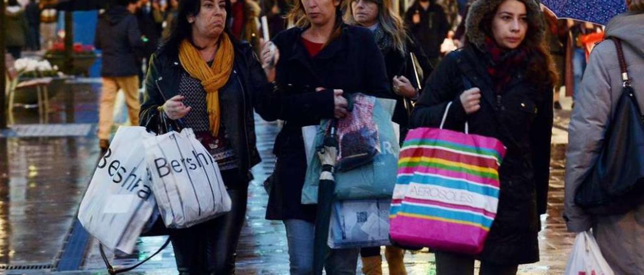 Gente paseando y de compras por el centro de Pontevedra. // Rafa Vázquez