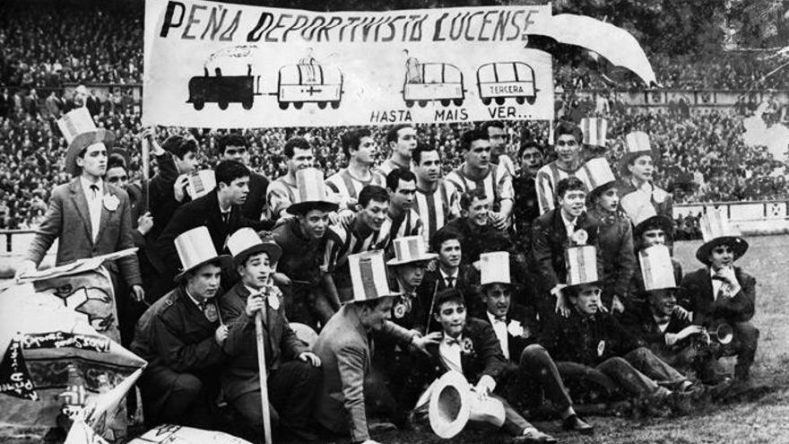 Peñistas de Lugo posan con el equipo el día del ascenso de 1964, logrado en un derbi en Riazor ante el Celta.