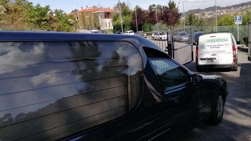 Un coche fúnebre, a la entrada de la residencia de Aldán, esta mañana // Gonzalo Núñez