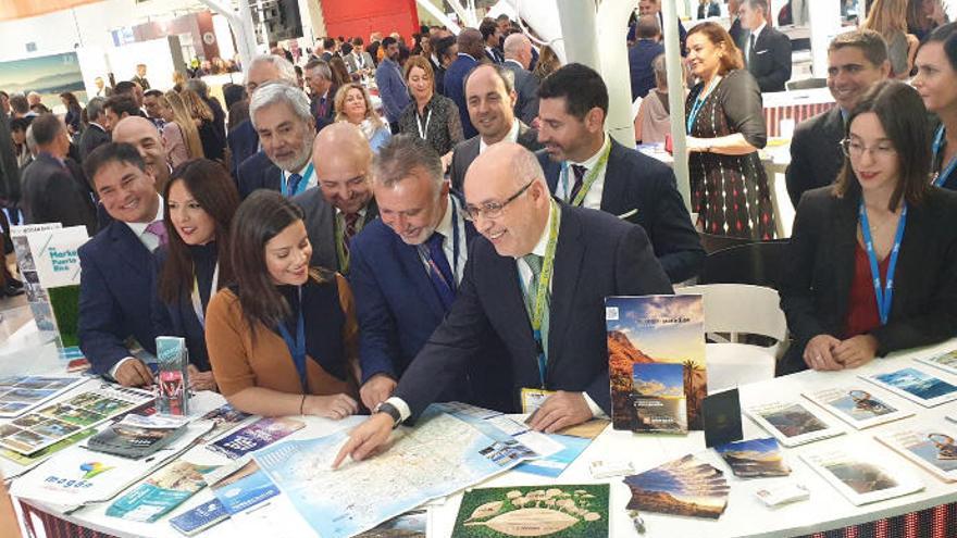 Antonio Morales, con Ángel Víctor Torres y Yaiza Castilla, en la World Travel Market.