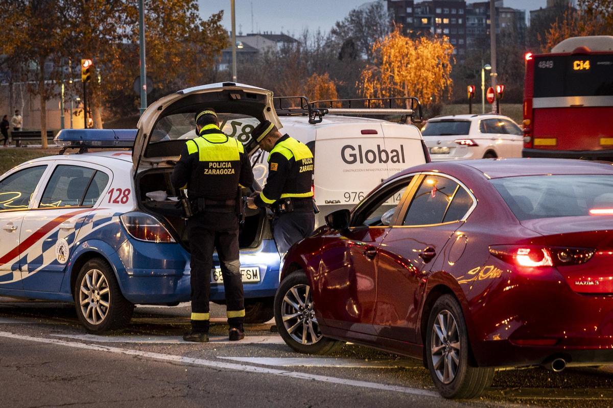 Imagen de recurso de un control de la Policía Local en Zaragoza durante la pasada Navidad.