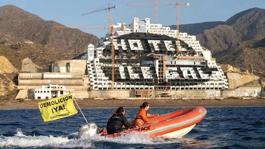 A juicio los 28 activistas que pintaron &#039;Hotel ilegal&#039; en el hotel ilegal del Algarrobico hace 10 años