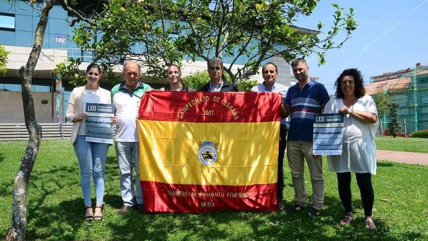 Santos, Pérez, Freire, Seijas, Benavides, Fernández y Ortega con una de las banderas. // G. Núñez