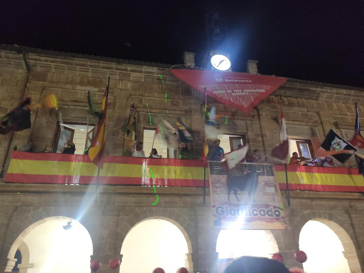 Las banderas de todas las peñas en los balcones de la Plaza Mayor.