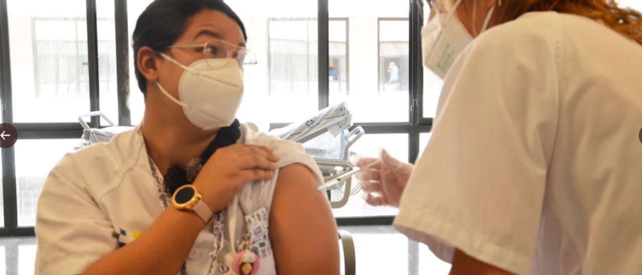 Canarias vacuna a casi el 20% de la población con, al menos, una dosis
