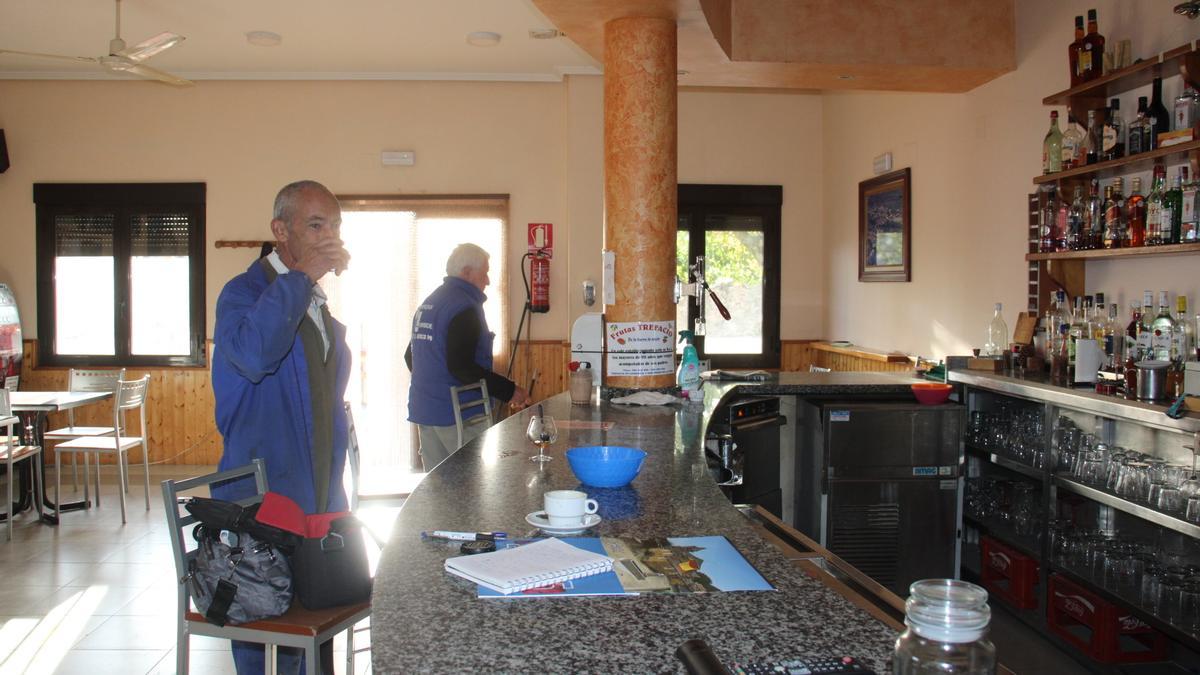 Vecinos de un pueblo de la comarca de Sanabria disfrutan de su tiempo libre en el bar.