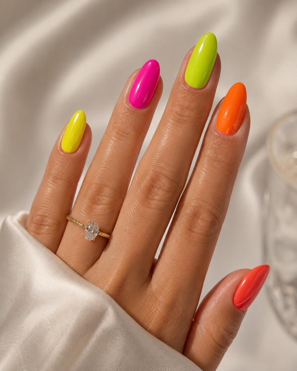 Uñas en tono vibrante.