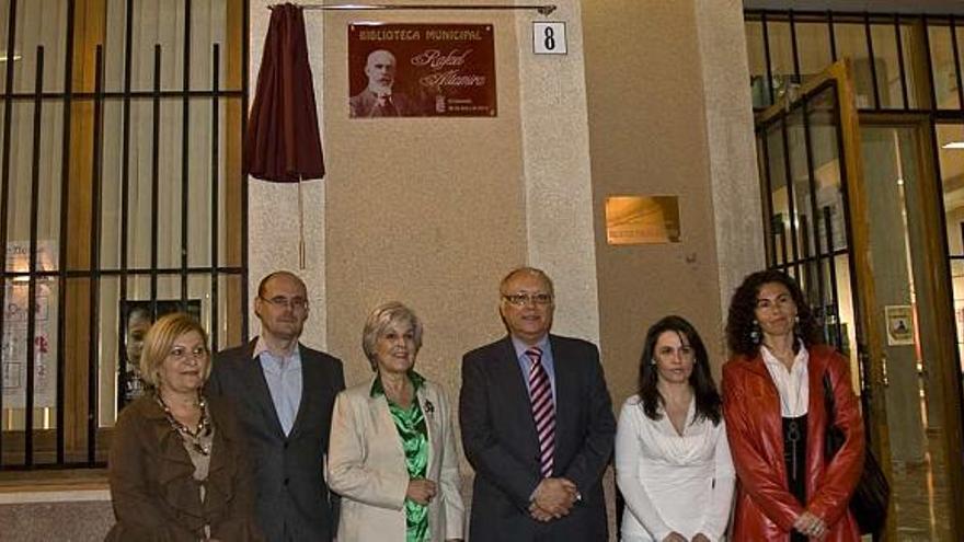 Un momento de los actos de homenaje de ayer a la figura de Rafael Altamira.