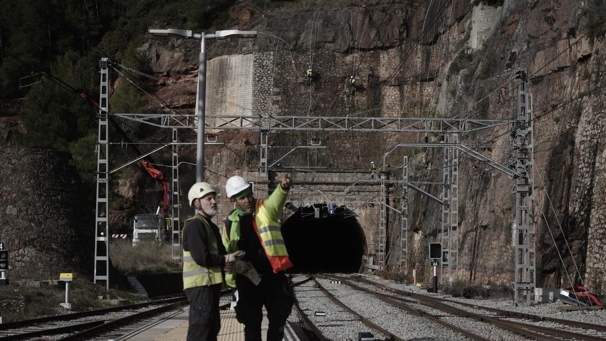Operaris penjats damunt el túnel de la R4 a Castellbell i el Vilar