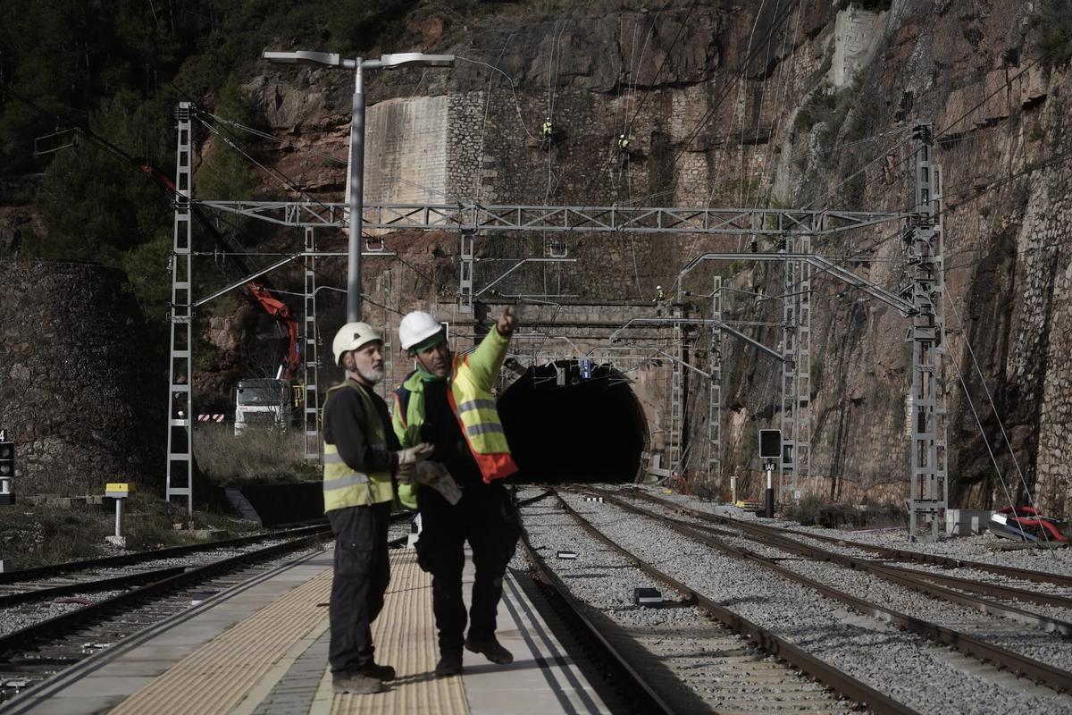 Operaris penjats damunt el túnel de la R4 a Castellbell i el Vilar