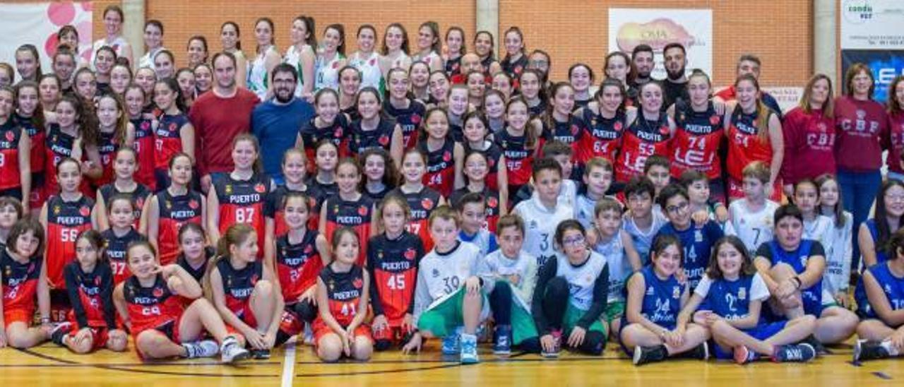 Equipos del Club Baloncesto Femenino Puerto de Sagunto durante la presentación que tuvo lugar el pasado fin de semana.