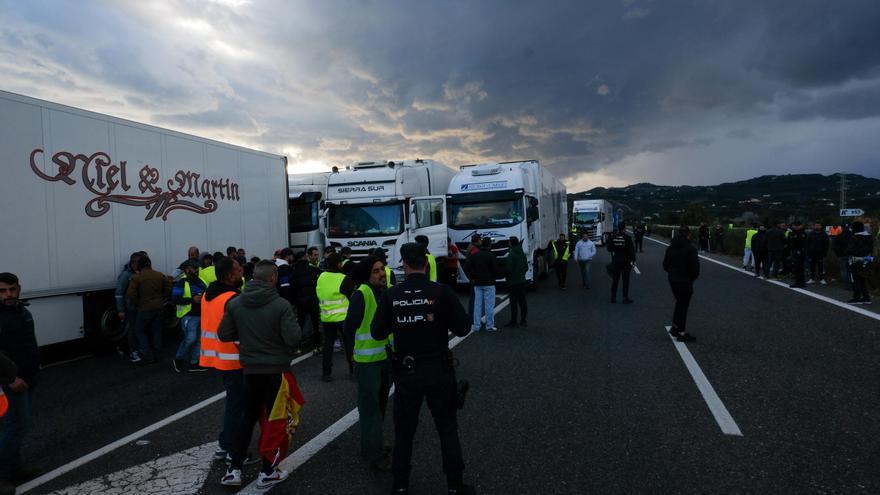 Los agricultores bloquean el paso de camiones en Vélez-Málaga y Antequera