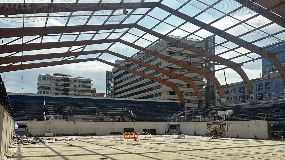 Evolución de las obras en la cubierta del Centro Insular de Deportes, que contará con 728 paneles fotovoltaicos.