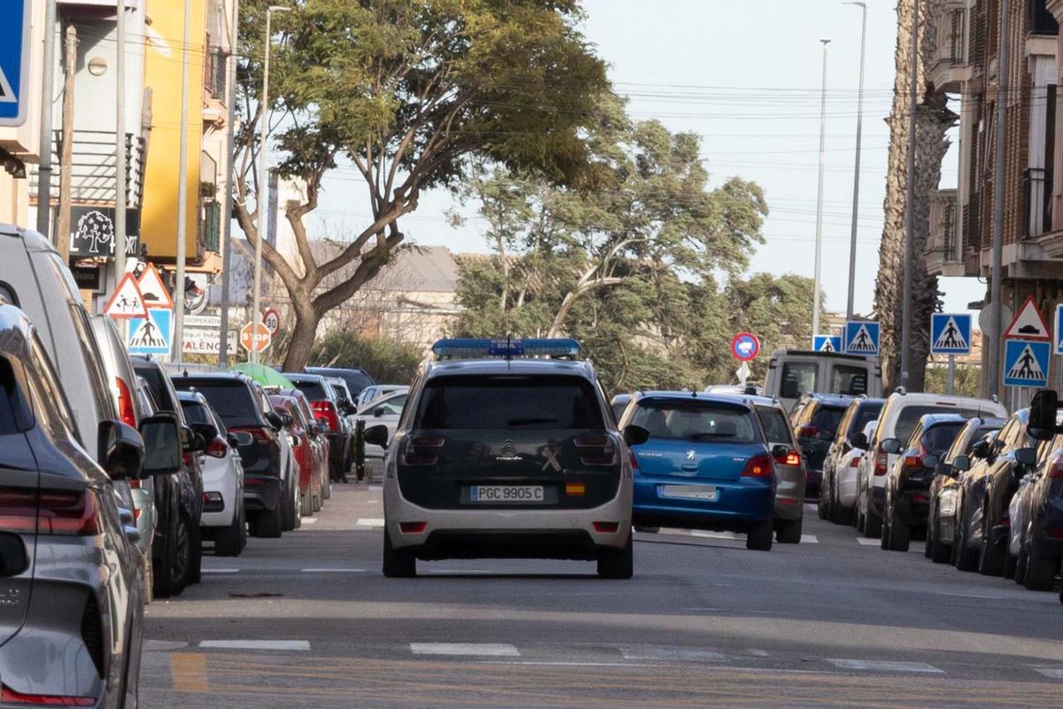 Vehículo de la Guardia Civil con uno de los presuntos asesinos de Banifaió a bordo, camino de la cárcel.