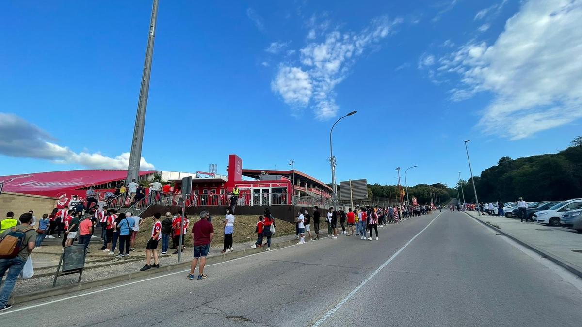 Cues a Montilivi en busca d'una entrada pel Girona-Almeria