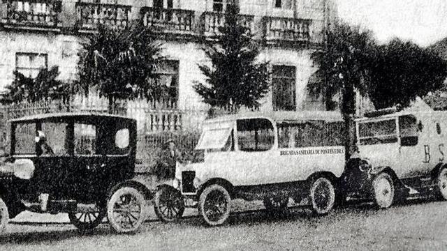 Vehículos da Brigada Sanitaria de Pontevedra en 1928.