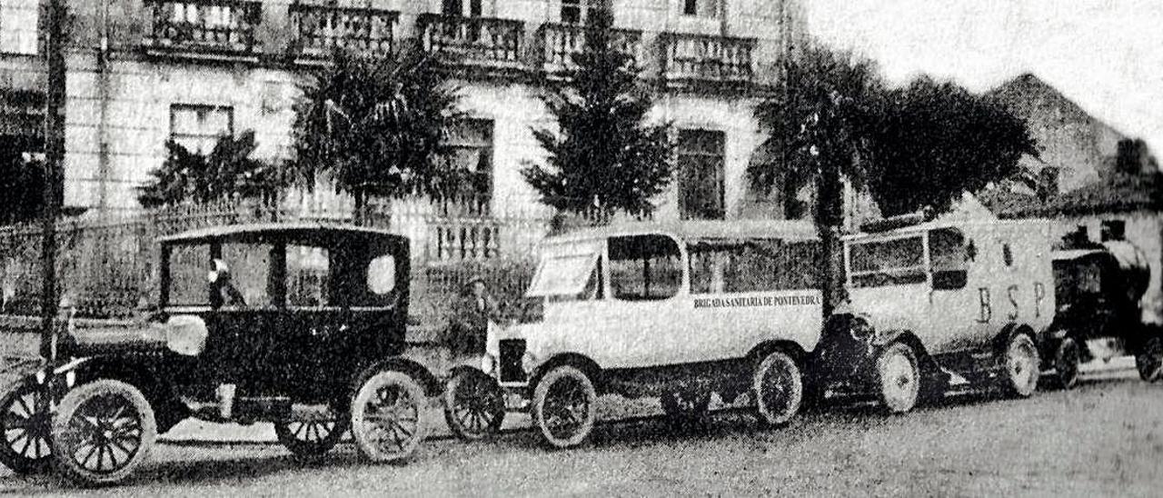 Vehículos da Brigada Sanitaria de Pontevedra en 1928.