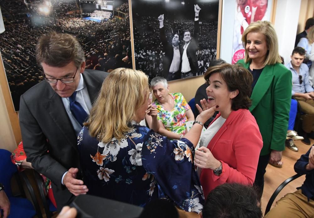 Además de reunirse con afiliados en la sede del partido, la candidata a la presidencia del PP se ha visto con el presidente de la Xunta y del PPdeG, Alberto Núñez Feijóo.