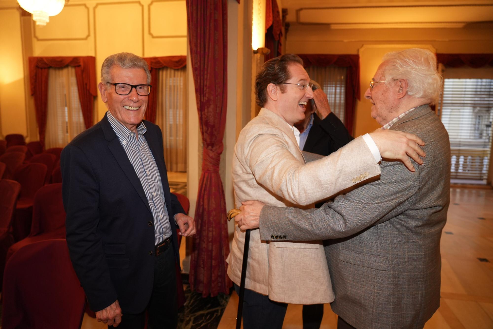 El pintor Forner entrega su retrato al maestro Tebar en el Casino Antiguo de Castelló