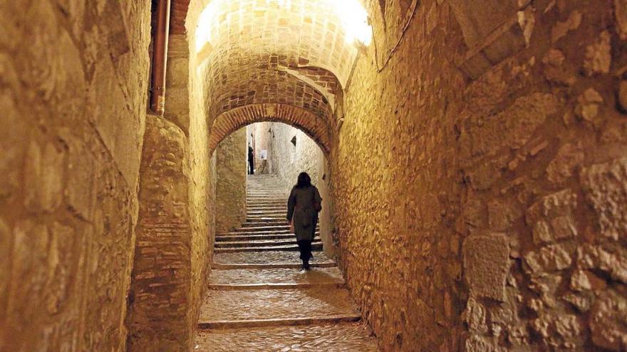 El Barri Vell de Girona guarda els secrets d´una comunitat jueva que va viure en carrers estrets i cases de pedra sòlida.