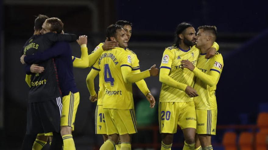 Los jugadores del Cádiz celebran el triunfo logrado en Lugo