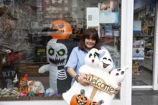 Halloween ya asusta en los negocios de Gijón, que se engalanan para lucir de miedo: "Hay que esforzarse cada año más para destacar"