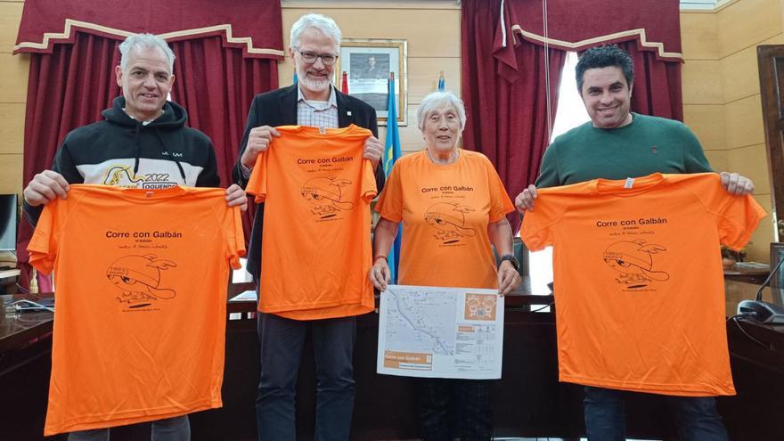 Por la izquierda, Juan José Corujo, técnicode Deportes del Ayuntamiento de Langreo; Lennart Koch, presidente de Galbán; Angelita Cueva, concejala de Cultura, y Leonardo Brandao, coordinador de la carrera Galbán. |