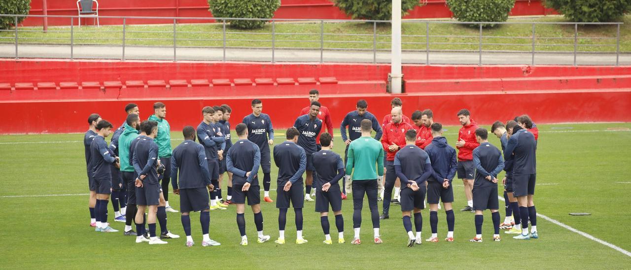 Los jugadores del Sporting, en torno a Miguel Ángel Ramírez, en Mareo.