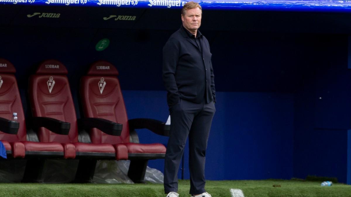 Ronald Koeman, dirigiendo al Barça en Ipurúa ante el Eibar