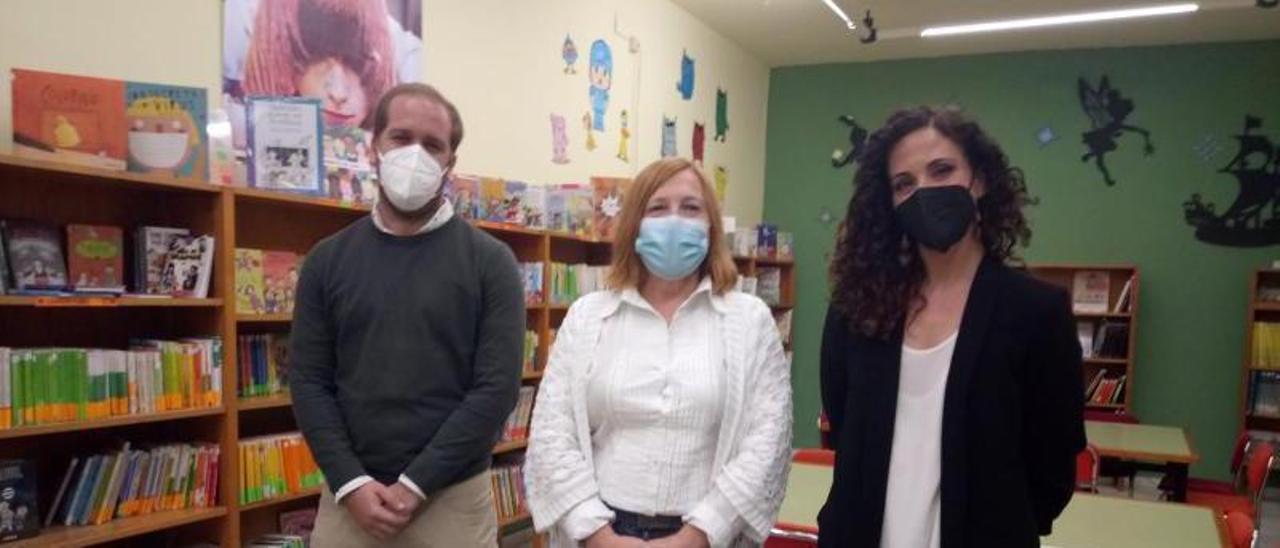 Muñoz, Caro de la Barrera y Corredera, en la sala infantil de la biblioteca