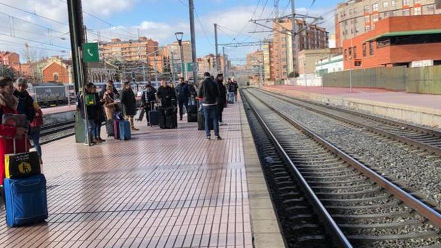 Viajeros esperando en el andén por el Avant que les llevó a Madrid con retraso.