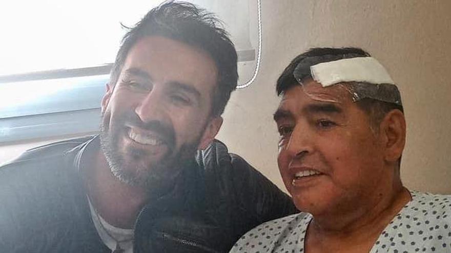 Fotografía en la que se ve a Diego Maradona (d) junto a su médico de cabecera.