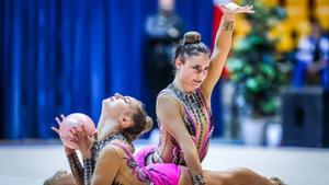 Nina Corradini  (de pie, a la derecha) y TalisaTorretti durante una competición en 2020 en Desio, Italia