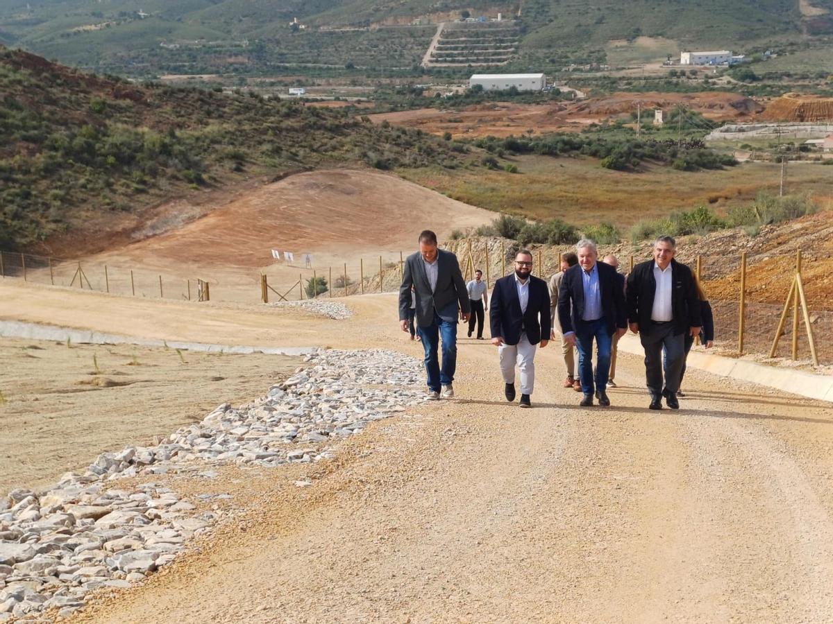 El consejero Juan María Vázquez, junto al alcalde de Mazarrón, Ginés Campillo, durante su visita la fase final de las obras de restauración ambiental sobre los depósitos mineros de San Cristóbal I