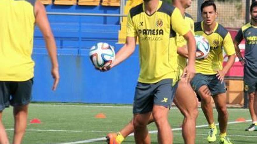 El delantero del Villarreal B, Carlos Martínez, se medirá hoy a su exequipo.