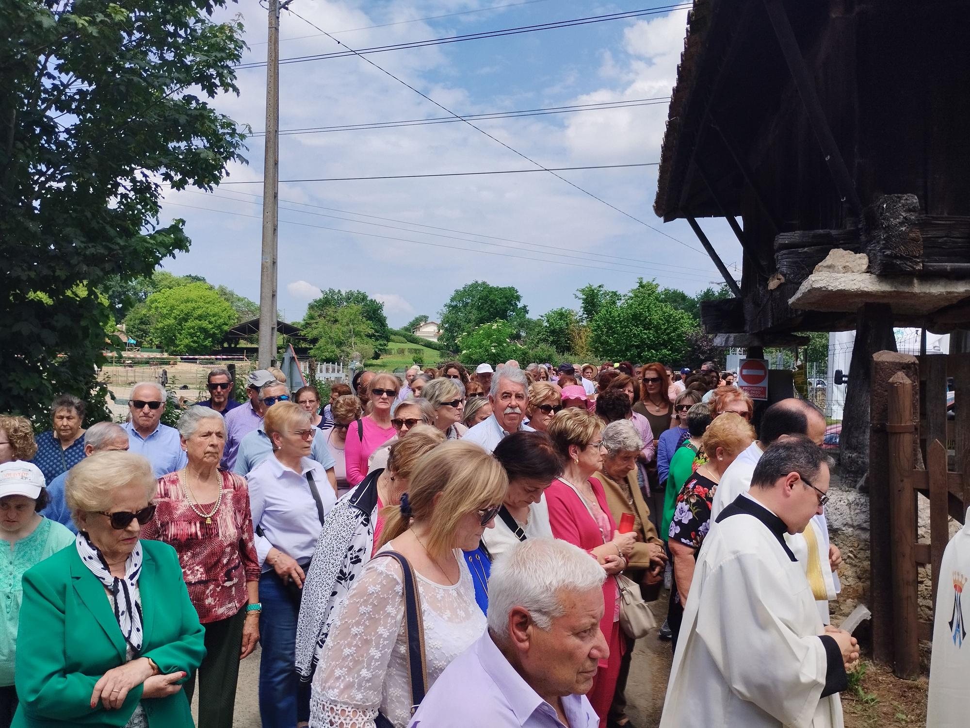 La misa solemne y procesión de la Virgen de la Cabeza en Meres, en imágenes