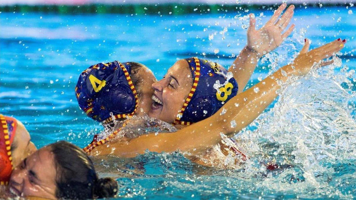 Bea Ortiz y Pilar Peña celebran su triunfo ante Israel en la Liga Mundial