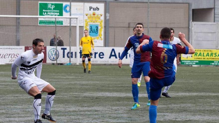 Piniella, ante Kike Fanjul en el Langreo-Lealtad de la pasada temporada.